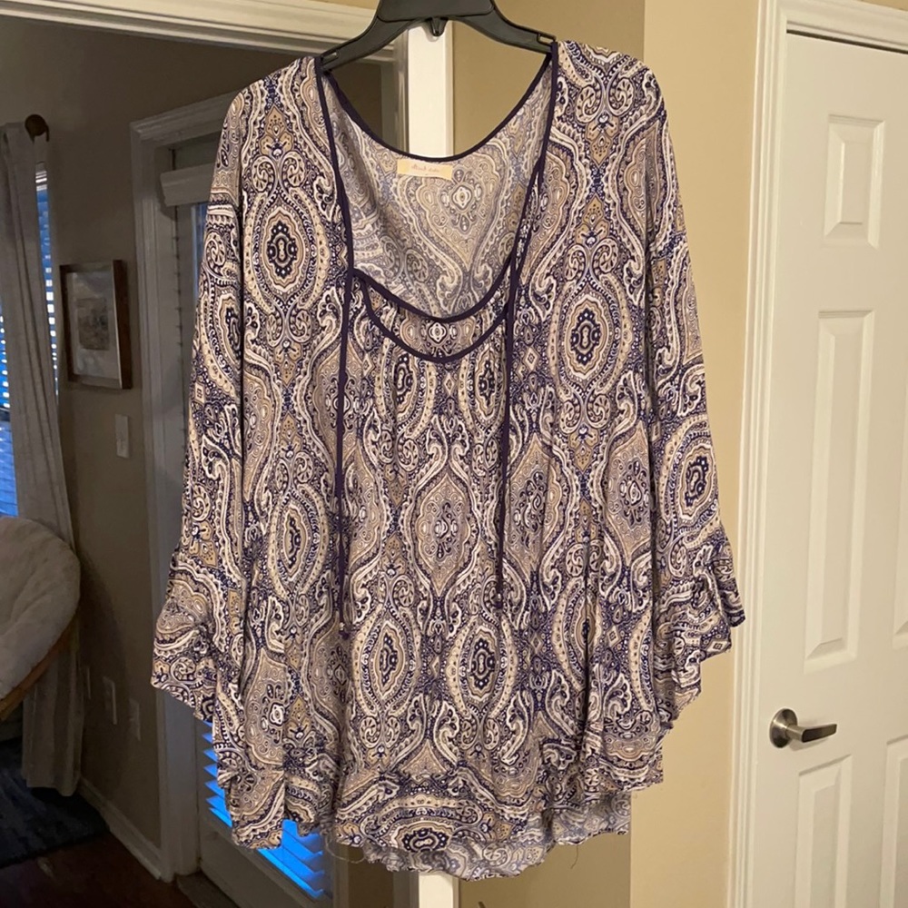 Navy/beige/white patterned large blouse